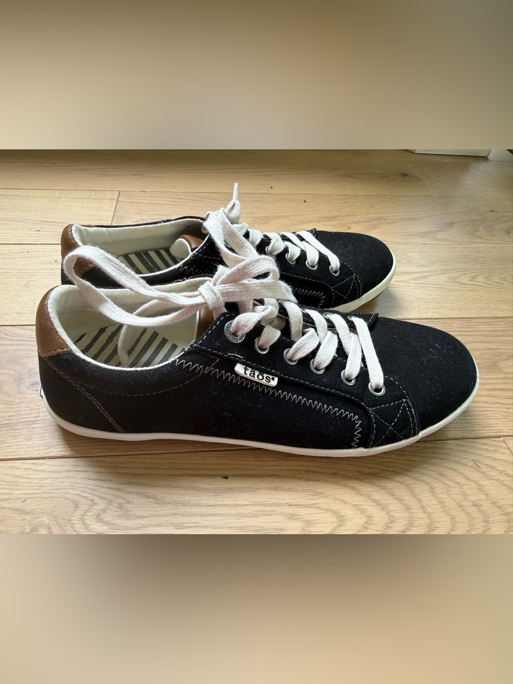 Taos Star Black Canvas Low Top Lace Up Sneakers Shoes 9 Excellent Condition
